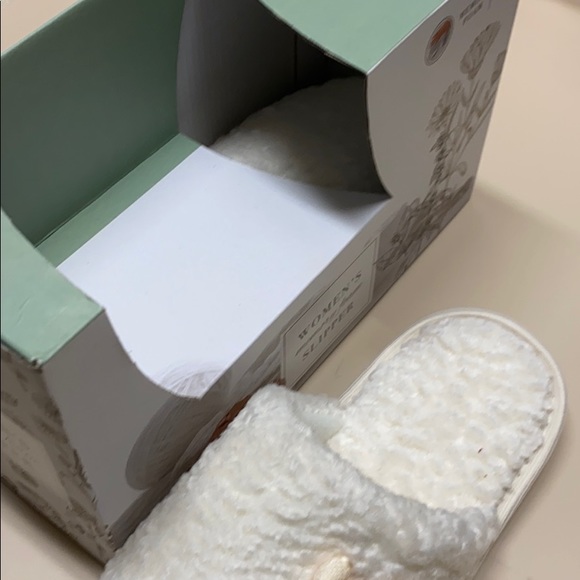 Slippers - Picture 2 of 7